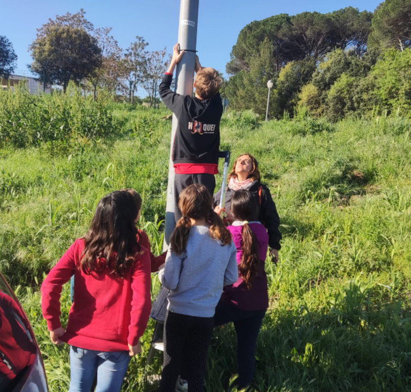 Students using the 4sfera tube sensors and adding one of them on the pole